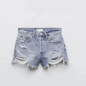 ZARA SHORTS - Säljer dessa jättefina Mid-waist zara shortsen som inte finns kvar på zara. Använda en sommar och säljer pga att dem är för små. Bra skick i storlek 32. Fler frågar, skriv!