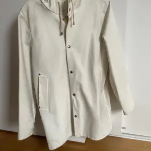 Regnkapp från Stutterheim i klassisk modell, storlek XS, vit.