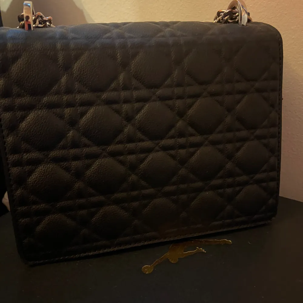 En gammal Dior väska som ja säljer för använder inte längre kan skicka flera bilder om de önskas! Den är gjord i hårt läder! Påse o allt kommer med . Väskor.
