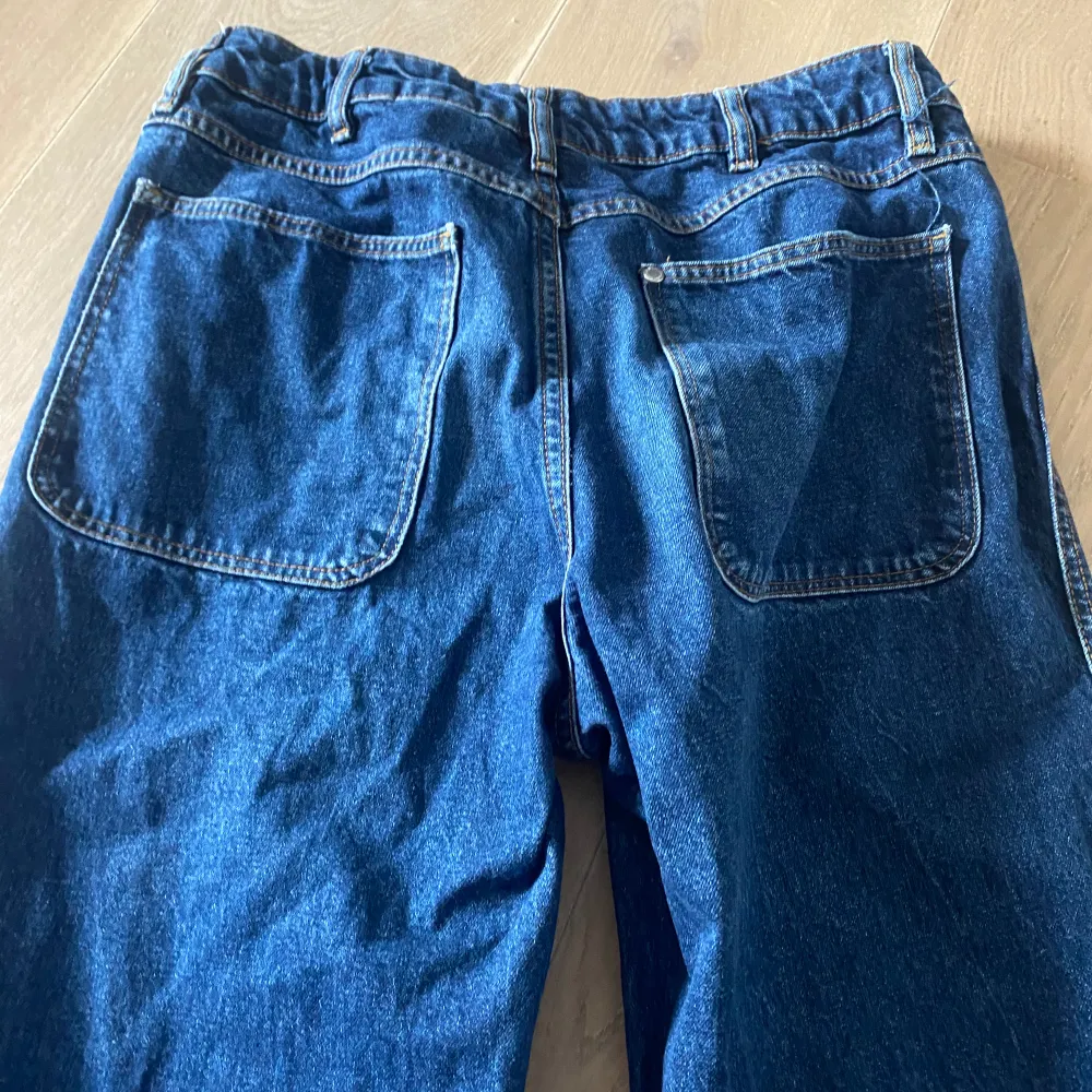 Mycket fina baggy mörkblåa jeans i jättebra skick  Andvänd gärna ”köp nu”💕. Jeans & Byxor.