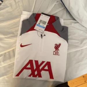 Liverpool tröja - Säljer min Liverpool tröja då jag inte använder den längre, mycket bra sick 8.5/10. Pris kan diskuteras vid snabb affär✅
