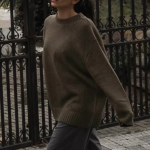 Stickad tröja (prislapp kvar!) - Helt ny stickad tröja från nakd, med prislapp kvar! Den är helt slutsåld på hemsidan och nypris är 599kr men säljer för 250! Storlek S men är oversized i modellen 