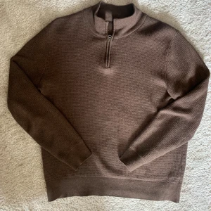 These glory days half-zip - Säljer nu min riktigt fräscha half-zip från these glory days då den börjar sitta lite för tajt på mig. Den är i väldigt bra skick och har inga defekter, vid frågor är det bara att skriva🙌🏻