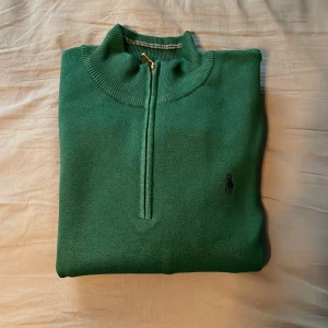Ralph Lauren Polo Half Zip - Säljer nu denna polo half zippen i fint material för att jag aldrig använder den, fint skick!