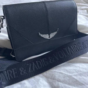 Zadig Väska - Zadig väska med inga defekter, knappt använd och kommer med axelbandet. Köptes för 2500kr.  