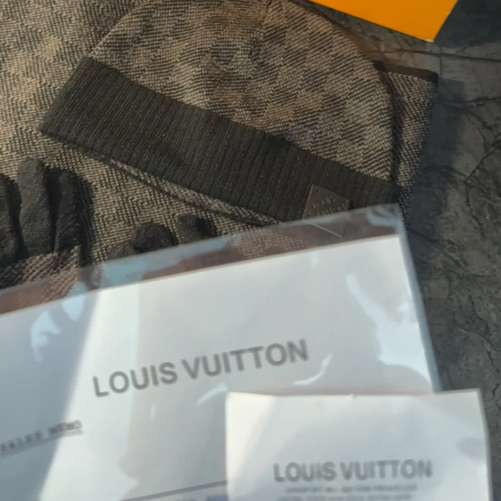 Tjena! Säljer ett riktigt snyggt Louis Vuitton sett i nyare kollektion. Box och kvitto medföljer!. Övrigt.