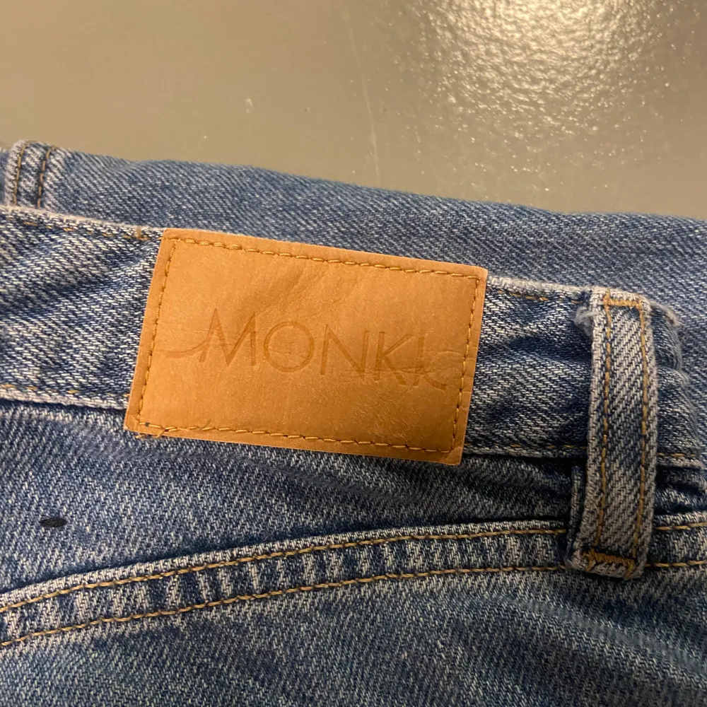 Pösiga jeans från Monki! Hög/medel midja. För tajta för mig! Använda men inte överdrivet.  . Jeans & Byxor.