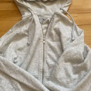 Säljer en grå overzize zip hoodie från H&M. Använd fåtal gånger💞 