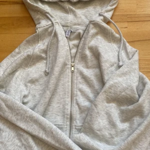 Zip hoodie - Säljer en grå overzize zip hoodie från H&M. Använd fåtal gånger💞 
