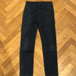 Chinos - Mörkblåa chinos från lexington. Knappt använda, mycket bra skick. W 29. Nypris 900. Jag säljer för 550. Vid minsta intresse är det bara att höra av sig.