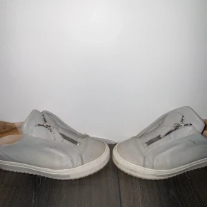 Skor till sommaren  - Axel arigato unik sula, ganska slitna, märket är också ganska slitet 