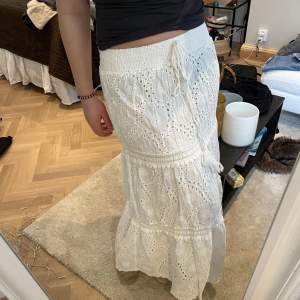Säljer kjol med spets i vit❤️ Riktigt somrig och fin!! Ej markerad med storlek men passar xs-M, köpt på marknad i Spanien för 40 euro