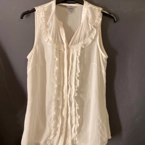 Vacker sommar blus  - Säljer denna jätte fina vita sommar blusen, fina detaljer och nyskick