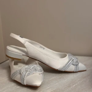 Nya Menbur festskor strl 38. - Helt nya Menbur skor som passar till fest, brud och bal. Storlek 38. Otroligt bekväma och vackra med justerbar band.   Nypris: 1200 kr