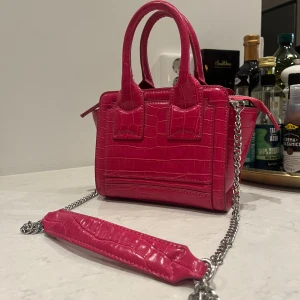 SUPERSÖT VÄSKA!! - Säljer denna slutsålda jätte söta mini väskan ifrån zara!! Använt väldigt fåtal gånger och den är i jättefint skick!