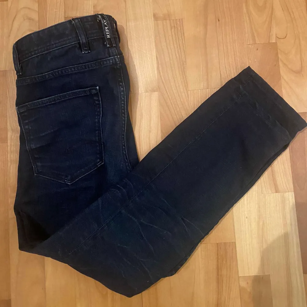 Säljer dessa replay jeans me snygg tvätt! Enligt replays storleks guide är måtten på byxorna 30/32 ( finns ingen storlekslapp) Prima skick  Bara att komma me frågor!. Jeans & Byxor.