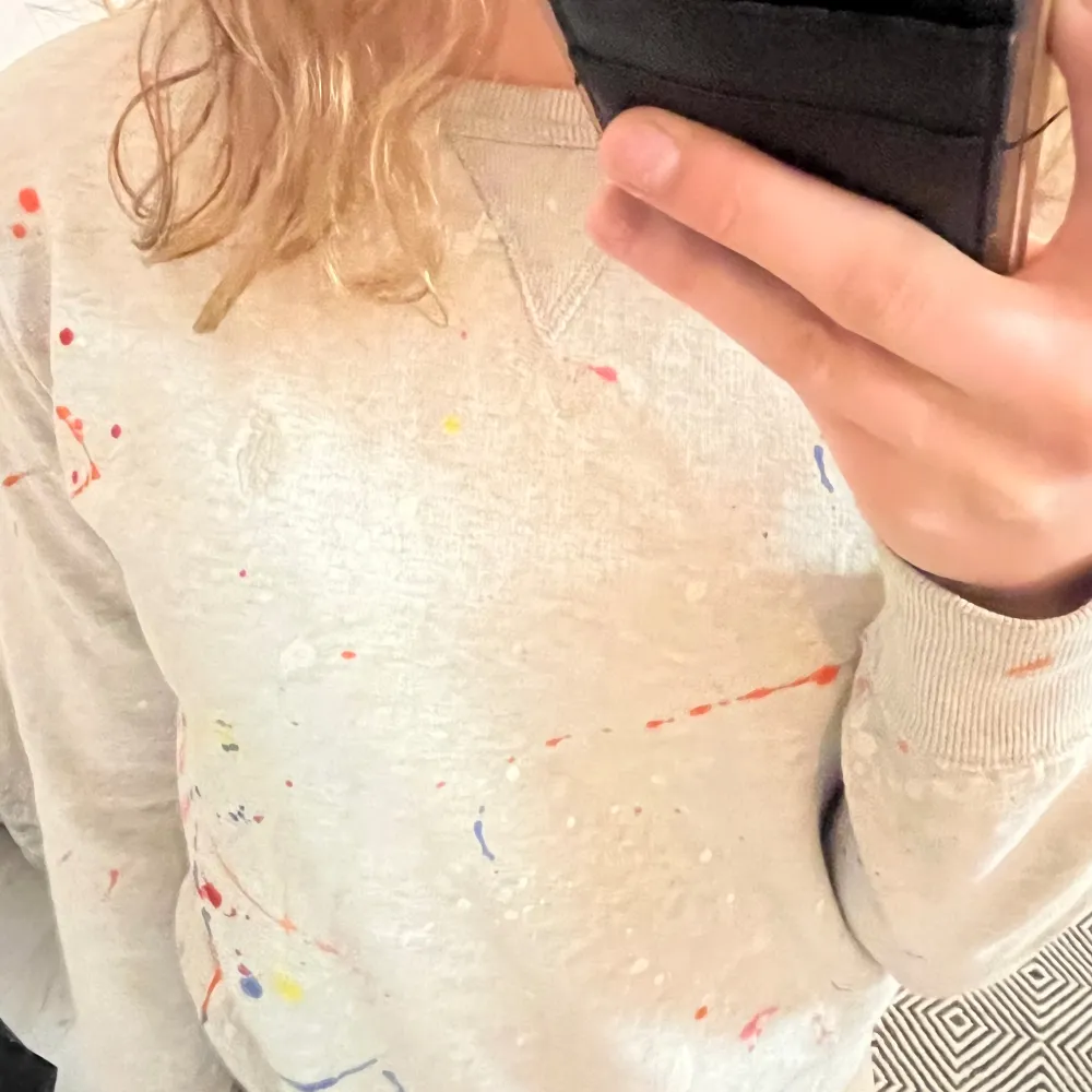 Ljusgrå tröja från Ralph Lauren med färgklickar. Jättefin tröja att ha när man inte bara vill vara enfärgad. Ny skick i storlek XS! Passar även XXS 🌸. Hoodies.