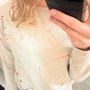 Ljus grå tröja med färgskiftningar från Polo Ralph Lauren. Storlek XS.  - Ljusgrå tröja från Ralph Lauren med färgklickar. Jättefin tröja att ha när man inte bara vill vara enfärgad. Ny skick i storlek XS! Passar även XXS 🌸