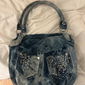 2000s väska - Snygg limited edition väska i jeansmaterial, ca 20x15🌸