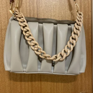 En väska - En beige väska 