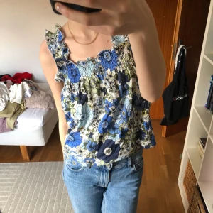 Blommig topp 😇🫶🏻💐🪻 - Säljer jättesöt blommig sommartopp 🌱💘💖Aldrig använd 💙Ursprunligen från kappahl 😇❣️🫶🏻storlek xs men stretchig i materialet 🥰