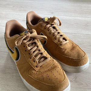 Nike Airforce  - Ljusbruna i tyg. Swosh loggan i tyg. Storlek 43. Använda några gånger. 