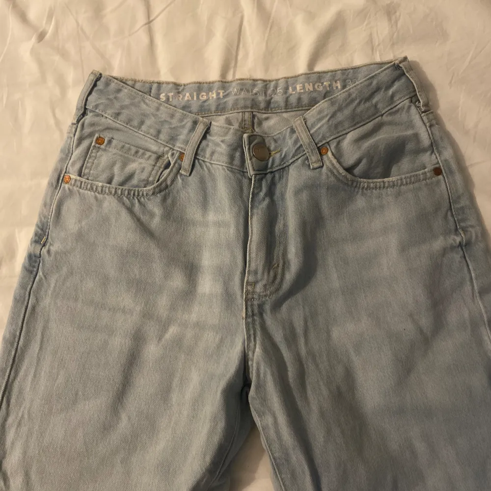 Säljer dessa jättefina ljusblåa jeans från bikbok då dom inte kommer till användning💓 perfekta nu till sommaren! Väldigt bra skick och bara använda ett fåtal gånger.. Jeans & Byxor.