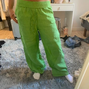 Linnebyxor  - Gröna linnebyxor i nyskick. Nästan aldrig använda. Köparen står för frakt!