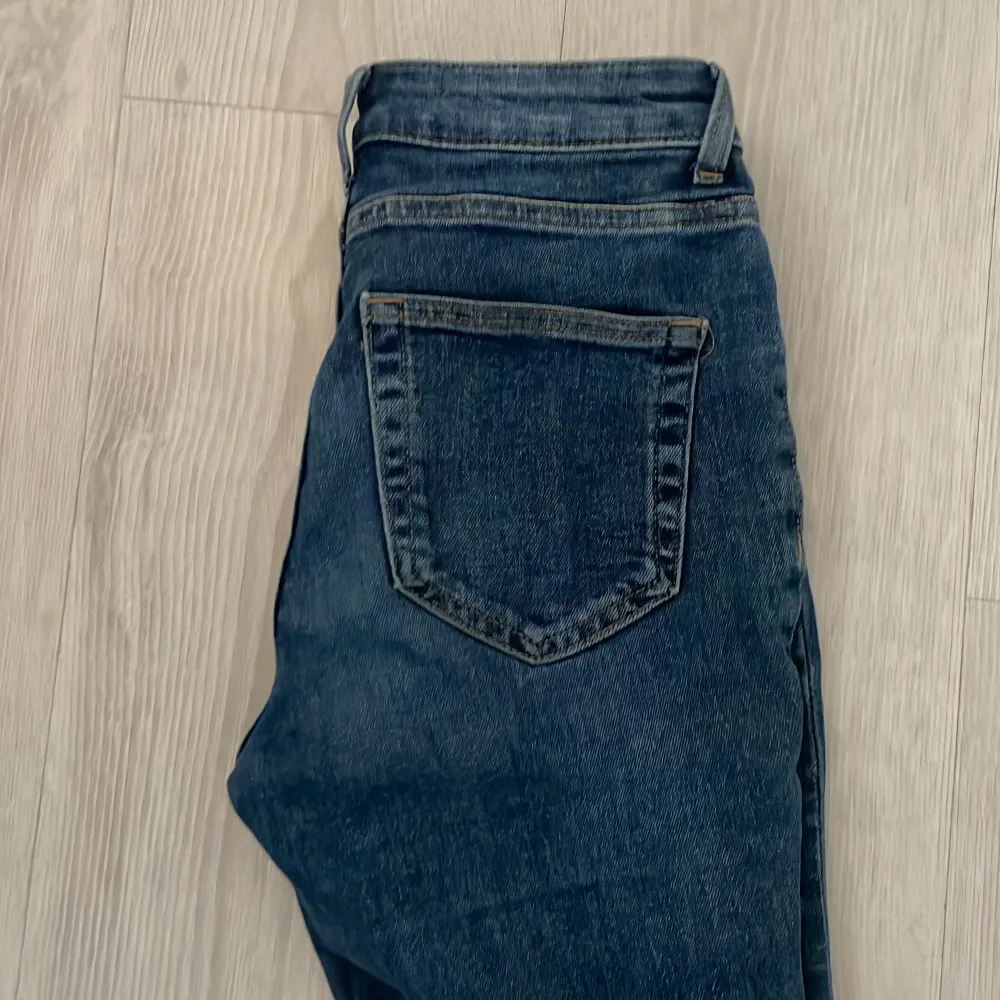 Säljer dessa jeans ifrån H&M och har aldrig kommit till användning längre. . Jeans & Byxor.