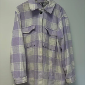 Vårjacka - Säljer denna oversized jackan från H&M då den inte alls kommer till användning längre, den har bara hängt i garderoben i nästan 2 år.  Frakt står köparen för 🩷