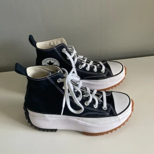 Converse skor  - Converse Run Star Hike i så fint skick💕 knappt använda och köpta för 1200kr. Priset kan diskuteras