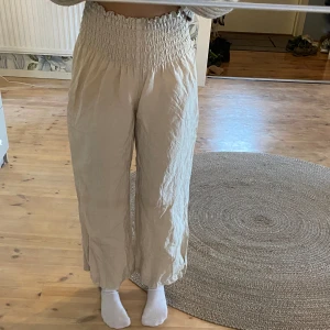 Byxor  - Använt dem här linnebyxorna 1 gång och är i bra skick. Det är trekvartsbyxor men har varit fullängd för mig som har korta ben (är 1,57)