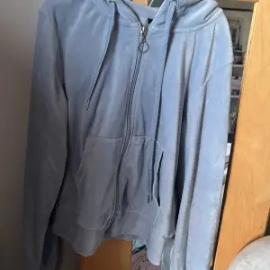 Säljer denna ljus blåa hoodie från Gina tricot för att den inte kommer till användning💗