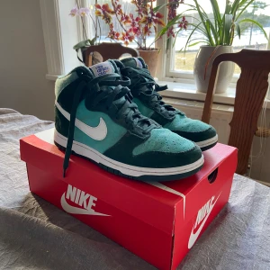 Nike dunk HI - Säljer ett par feta Nike dunks, köpta för 1 år sen och knappt blivit använd. Nypris 1400kr  Äkta och kvitto finns, strl 42   Billigare vid snabb affär!  Vi mer frågor eller funderingar är det bara att höra av sig