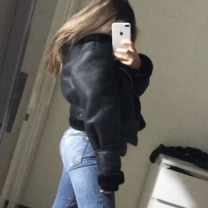 Jacka - En av mina favorit höst/vår jacka. Storlek xs men passar upp till M beroende på hur man vill att den ska sitta på. Använd endast fåtal gånger då jag har en likande jacka. Lyfter upp klädstilen enormt. Bara att skriva om fler bilder önskas eller om ni har frågor att ställa❤️ köpt från bilbok men den är slutsåld, nypris 990kr