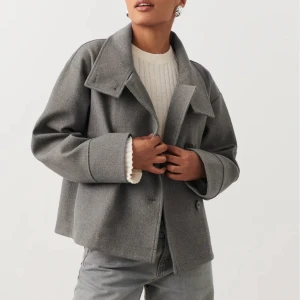 Gina Tricot Jacka - Säljer denna superfina jacka, perfekt nu till våren☀️Använd några fåtal gånger. Säljer pga att den inte kommer till användning så mycket💕