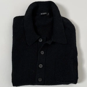 Stickad kofta med krage Tiger of Sweden - Mysig & snygg tröja med knappar och krage. Precis som ny! Glest stickad 😛från Tiger of Sweden