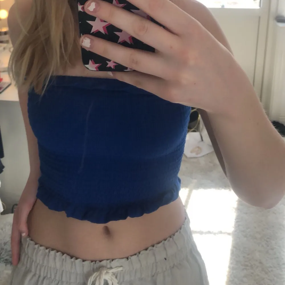 Säljer min blåa Tube top från h&m. Köpt förra sommaren. Mycket sparsamt använd💘. Toppar.