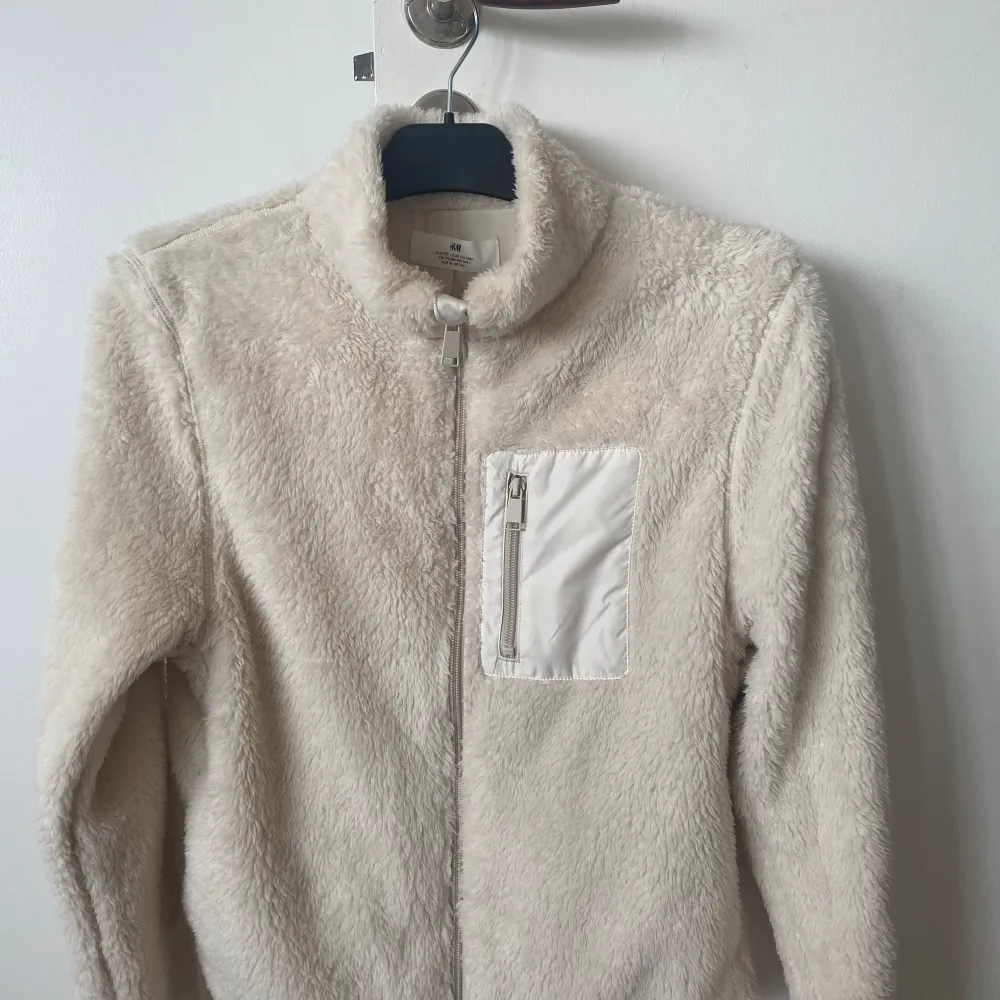 En helt ny beige färgad Teddy jacka från H&M barnavdelning. Storlek 170. Aldrig använd och prislapp finns. 🤩. Jackor.