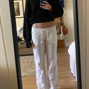 Roxy linnebyxor - Säljer mina jättefina Roxy linnebyxor som knappt är använda. Har spretat upp sömmen längst ner för att få de lite längre, vilket syns på sista bilden💘💘