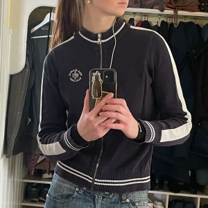 ralph lauren tröja/kofta 💕💕 - såååå snygg vintage tröja med dragkedja från ralph lauren med detaljer på ärmarna och märke på bröstet <3 ser supersnygg ut helt stängd, öppen och halvt öppen! kom med prisförslag och frågor 💕