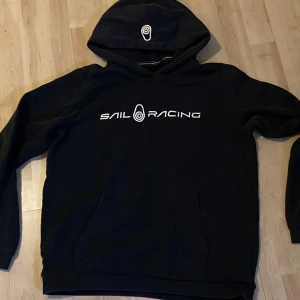 Sail racing hoodie  - Säljer hoodien då den är för liten. Den är i bra skick!