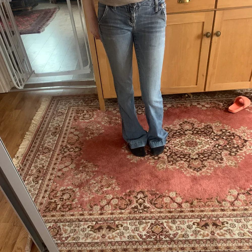 bootcut miss me jeans med fickor.storlek 26 känns som Xs. midjemått:35-36 innerbensmått:120. Jeans & Byxor.