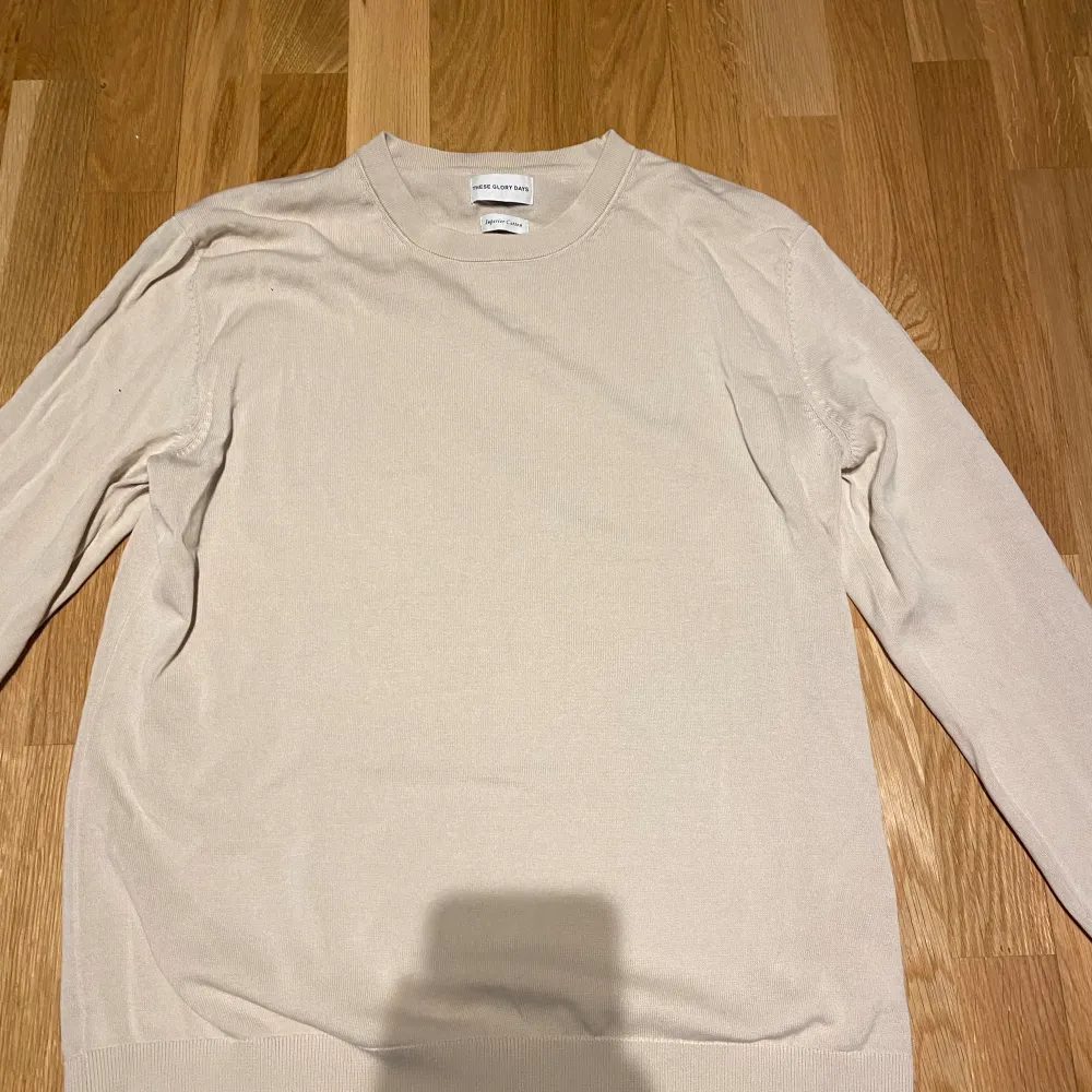 Säljer nu denna tröja från These glory days i storleken XL. Använt denna ett fåtal gånger men använder inte längre, där av skick 9/10. Köpt för 799 kr. Bara höra av sig vid intresse eller funderingar, öppen för prisförslag.. Tröjor & Koftor.