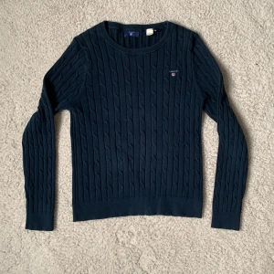 Gant tröja  - En riktigt snygg stickad gant tröja skick 8/10 riktigt snygg tex under en värst och passar till nästan allt skriv om du har någon fråga eller funderingar!☺️🤗