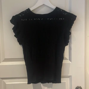 svart snygg fest topp/blus - säljer denna topp,andvänt några gånger men är i bra skick,pris kan diskuteras,skriv om ni har några frågor❤️❤️