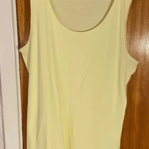 Helt nytt ribbat linne (XL) Beloved -  Står XXL men är mindre som XL Helt nytt, aldring använts eller tvättats 100% bomull Armhåla till armhåla 54 cm (+ stretch) Längd från axel 68 cm Rök- och djurfritt hem