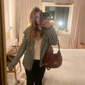 Mönstrad kort kappa  - En defekt som man ser i sista bilden. Jättefin 😊