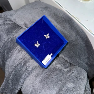 guldpläterade fjäril örhängen  - De är från ur&penn och har aldrig använt de , jag bär silver och råkade köpa guld. De är guldpläterade på 18 karats med vita kubisk zirkonia. 