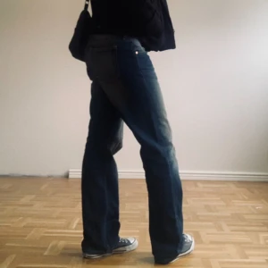 Baggy, arrow low, jeans - Ett par snygga, blå jeans från Weekday🙌Baggy, low waist och straight fit. Användts ett flertal gånger men fortfarande i fint skick. Nypris 590 kr.